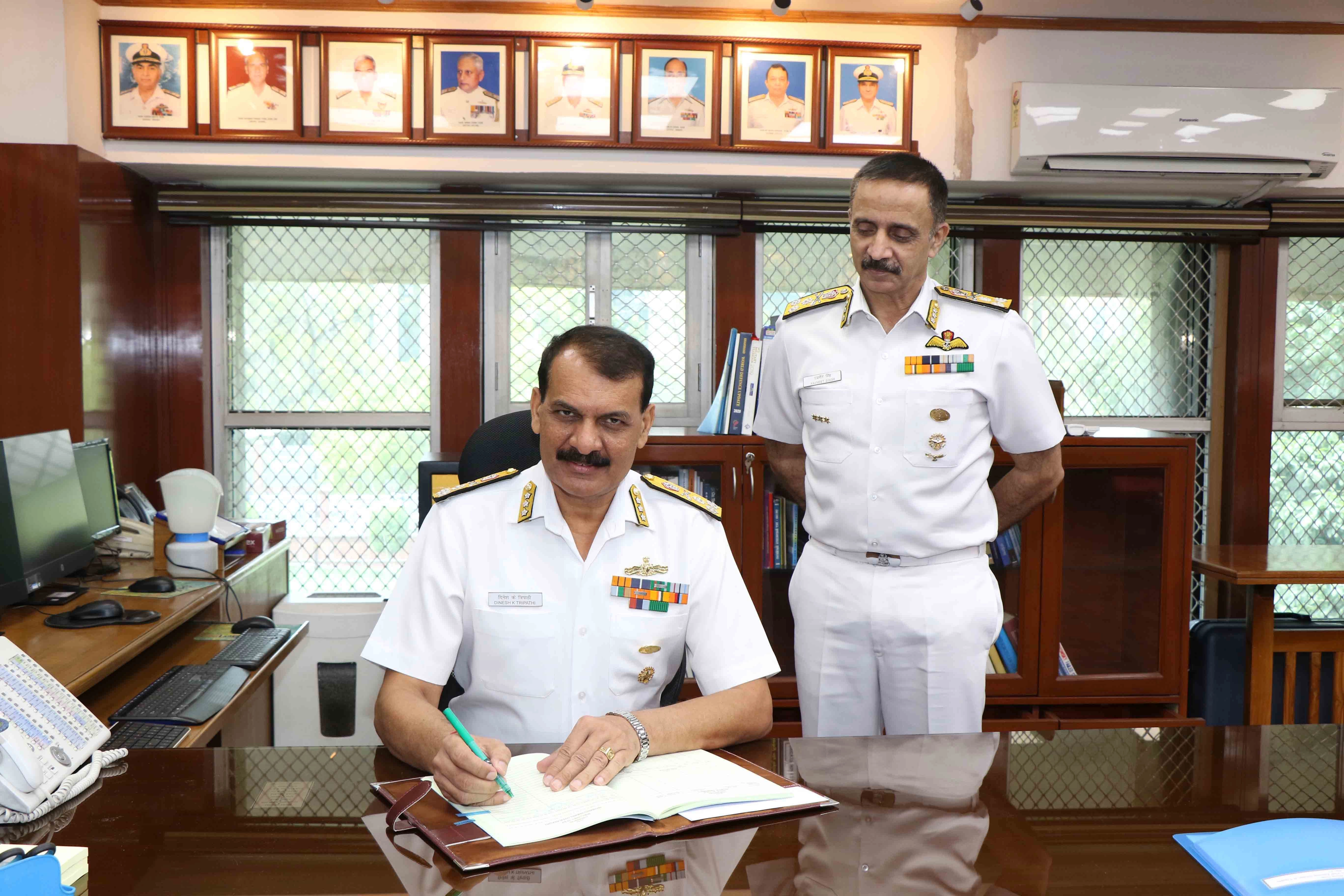 Indian Navy: નૌકાદળના નવા વડાના જોવા મળ્યા સંસ્કાર, ચાર્જ સંભાળતા જ લીધા માતાના આશીર્વાદ https://www.pravinews.com/world-news-in-gujarati/url-new-navy-chief-admiral-tripathi-said-navy-should-remain-operationally-5860
