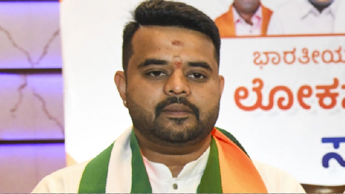 Diplomatic Passport : શું હોય છે ડિપ્લોમેટિક પાસપોર્ટ ? જેનો ફાયદો ઉપાડી નાસી ગયો આરોપી પ્રજ્વલ રેવન્ના 2 Diplomatic Passport : શું હોય છે ડિપ્લોમેટિક પાસપોર્ટ ? જેનો ફાયદો ઉપાડી નાસી ગયો આરોપી પ્રજ્વલ રેવન્ના https://www.pravinews.com/world-news-in-gujarati/taking-advantage-of-diplomatic-passport-prajwal-revanna-fled-the-country-7792