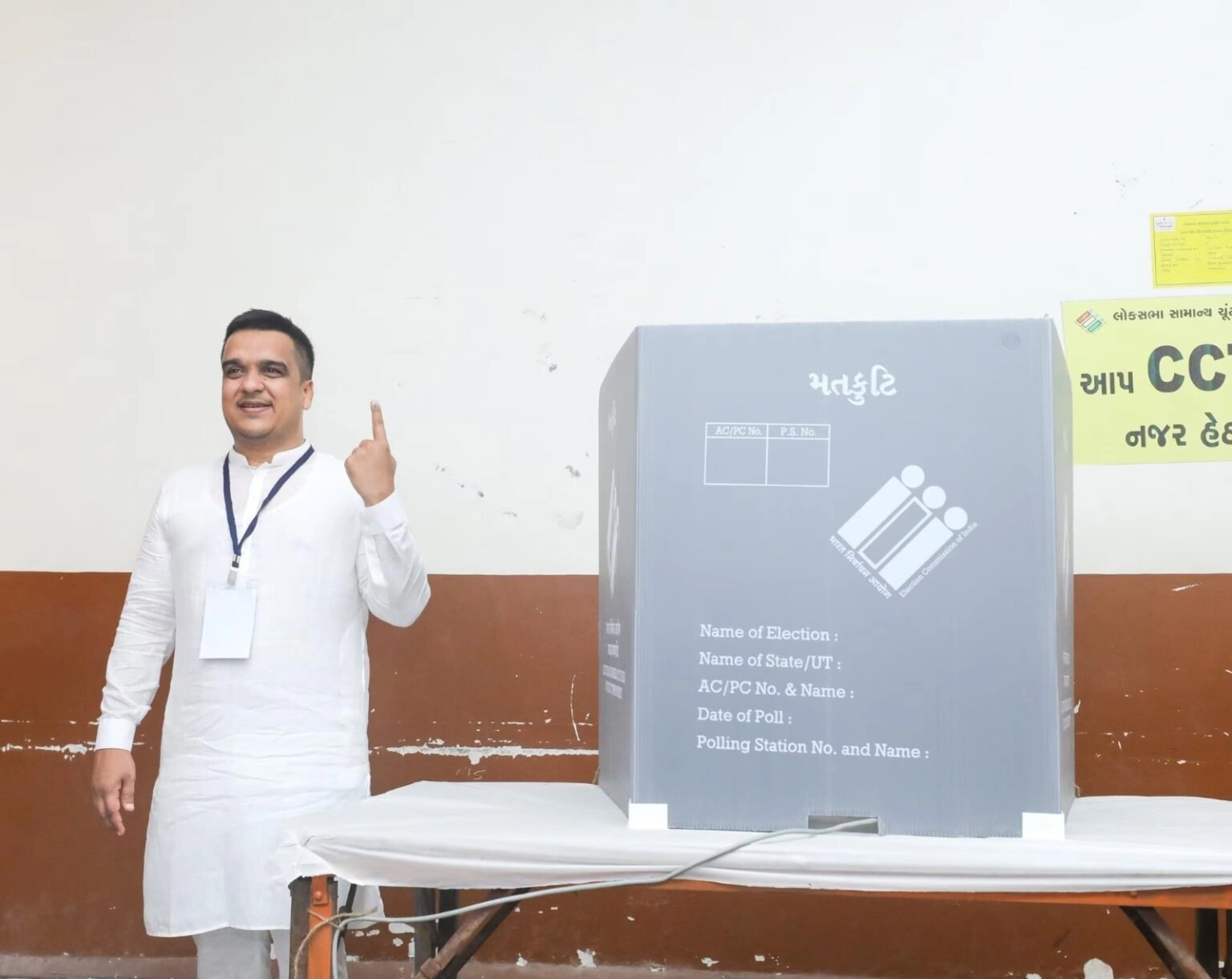 Lok Sabha Election 2024: હર્ષ સંઘવીએ ઢોલ-નગારાના તાલે પરિવાર સાથે કર્યુ મતદાન https://www.pravinews.com/elections/lok-sabha-election-2024/lok-sabha-election-2024-harsh-sanghvi-voted-with-his-family-to-the-tune-of-dhol-nagara-6678