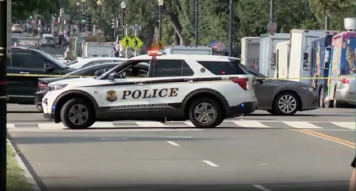 White House : વ્હાઇટ હાઉસના ગેટ સાથે કાર અથડાતાં અમેરિકામાં મચી ગયો ખળભળાટ, ડ્રાઇવર સાથે ઘટનાસ્થળે થયું આવું 2 White House : વ્હાઇટ હાઉસના ગેટ સાથે કાર અથડાતાં અમેરિકામાં મચી ગયો ખળભળાટ, ડ્રાઇવર સાથે ઘટનાસ્થળે થયું આવું https://www.pravinews.com/international-news/white-house-there-was-a-commotion-in-america-when-a-car-crashed-into-the-gate-of-the-white-house-this-happened-to-the-driver-at-the-scene-6437