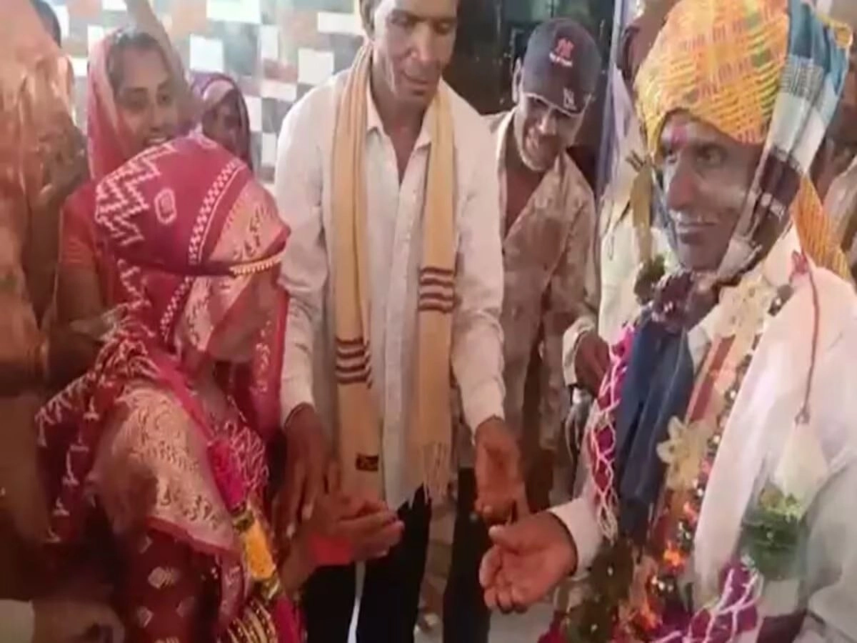 Gujarat News : દીકરીએ 75 વર્ષના પિતાના લગ્નનું આયોજન કર્યું, આ ઉંમરની કન્યા પસંદ કરી; સમગ્ર વિસ્તારમાં ચર્ચા ચાલી રહી છે 2 Gujarat News : દીકરીએ 75 વર્ષના પિતાના લગ્નનું આયોજન કર્યું, આ ઉંમરની કન્યા પસંદ કરી; સમગ્ર વિસ્તારમાં ચર્ચા ચાલી રહી છે https://www.pravinews.com/gujarat-news/gujrat-old-age-couple-get-married-8320