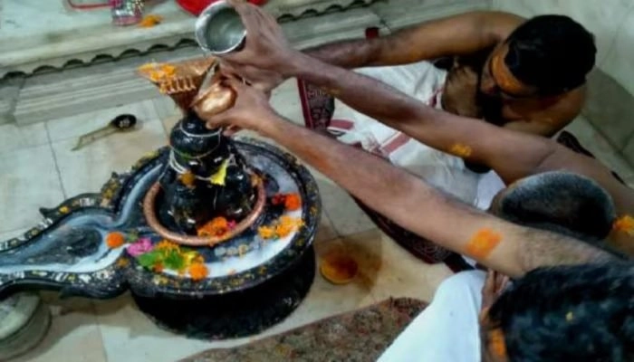 Somwar Jalabhishek Vidhi: સોમવારે આ વિધિથી કરો મહાદેવની શીંલિંગનો અભિષેક, દૂર થશે દરેક દુ:ખ અને દરિદ્રતા! 3 Somwar Jalabhishek Vidhi: સોમવારે આ વિધિથી કરો મહાદેવની શીંલિંગનો અભિષેક, દૂર થશે દરેક દુ:ખ અને દરિદ્રતા! https://www.pravinews.com/religion/somwar-shivling-puja-vidhi-somwar-shivling-jalabhishek-vidhi-how-to-jal-abhishek-on-shivling-14562