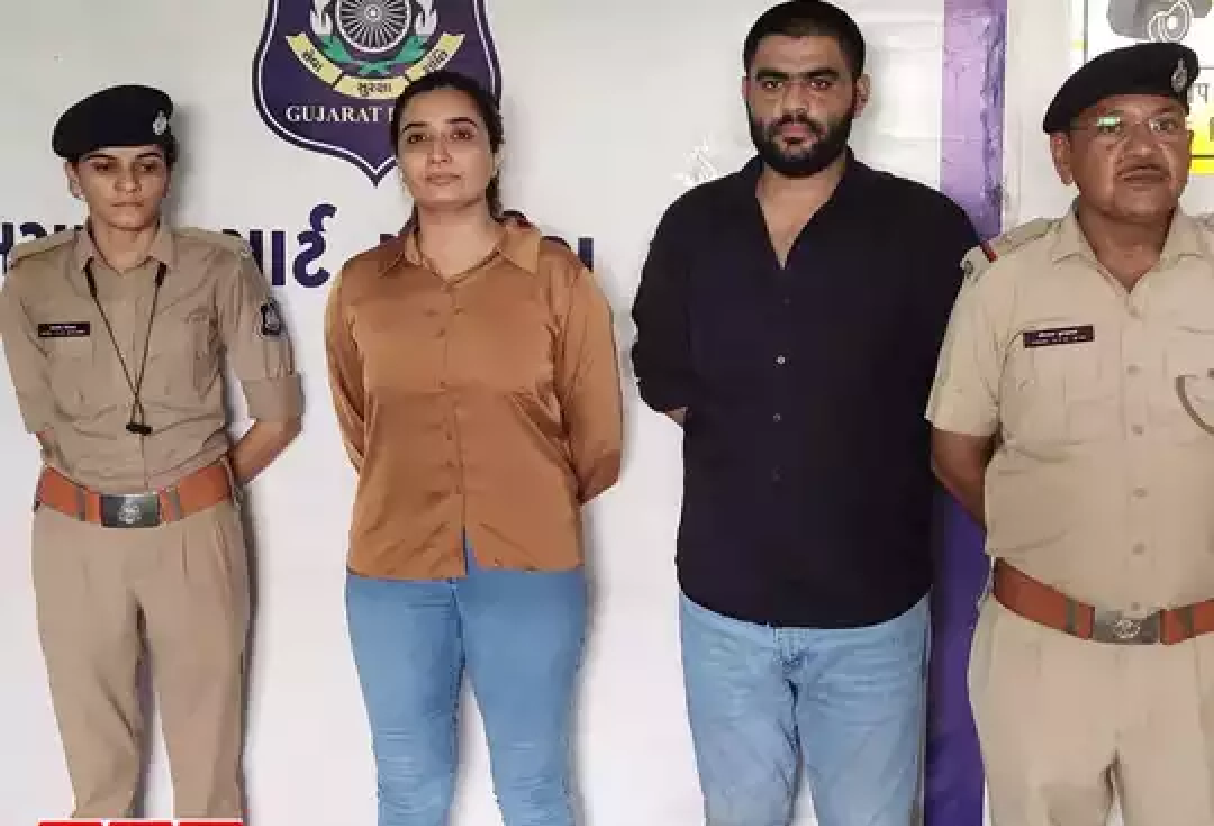 Gujarat News : ક્રાઈમ બ્રાંચમાં તહેનાત મહિલા કોન્સ્ટેબલ ઝડપાઇ દારૂની હેરાફેરીમાં 2 Gujarat News : ક્રાઈમ બ્રાંચમાં તહેનાત મહિલા કોન્સ્ટેબલ ઝડપાઇ દારૂની હેરાફેરીમાં https://www.pravinews.com/gujarat-news/east-kutch-woman-constable-nita-chaudhary-posted-in-crime-branch-caught-liquor-smuggling-16855