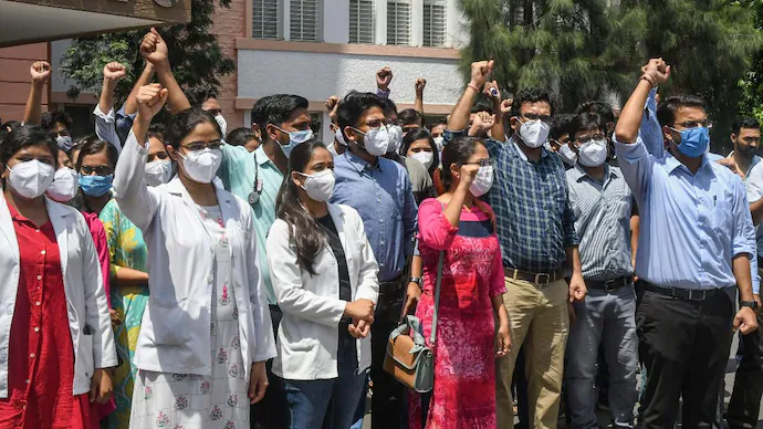 Kolkata Murder Case: મધ્યપ્રદેશ હાઈકોર્ટે હડતાળ કરનારા ડોક્ટરો માટે જાહેર કર્યું આવું ફરમાન https://www.pravinews.com/world-news-in-gujarati/bhopal-hc-asks-protesting-doctors-to-return-to-work-in-mp-30206