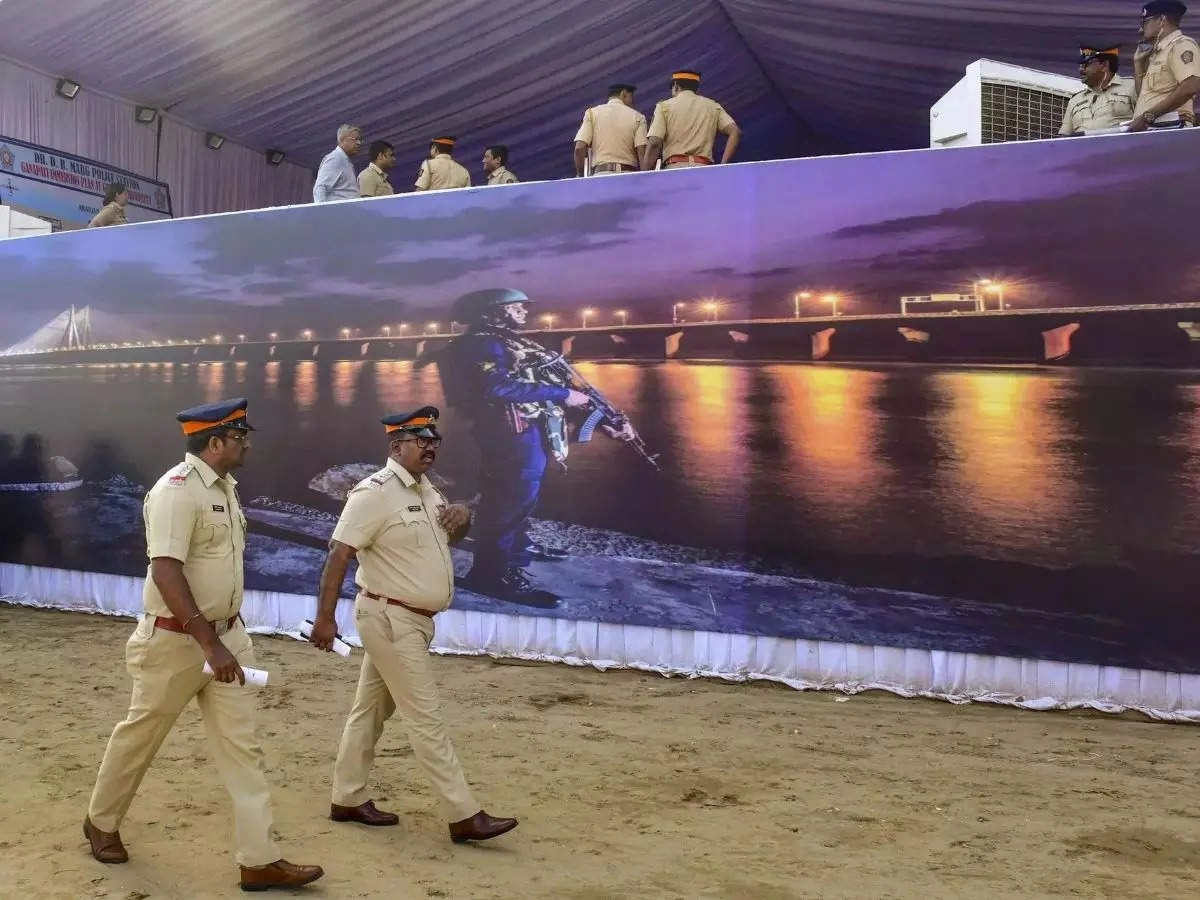 મુંબઈમાં આતંકી હુમલાનો ખતરો ! નવરાત્રિ પર મુંબઈમાં મુશ્કેલી ઉભી કરવાનું ષડયંત્ર, સુરક્ષામાં કરાયો વધારો https://www.pravinews.com/world-news-in-gujarati/mumbai-terrorist-attack-threat-security-alert-intelligence-agencies-warn-ahead-of-festive-season-41388