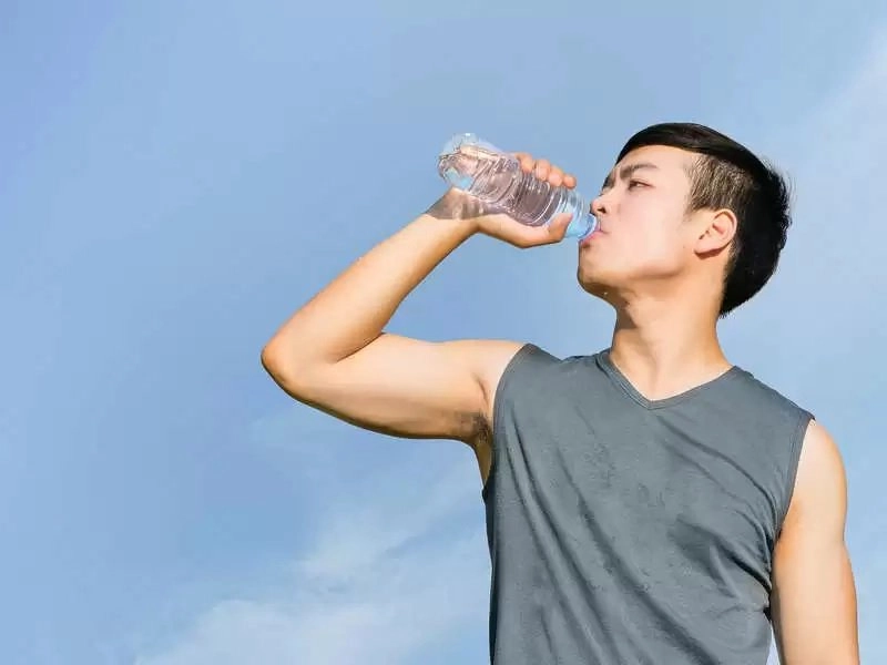 તમે પણ ઉભા રહીને પાણી પીતા હોઈ તો થઇ જજો સાવધાન! શરીરને થઇ શકે છે નુકસાન 2 તમે પણ ઉભા રહીને પાણી પીતા હોઈ તો થઇ જજો સાવધાન! શરીરને થઇ શકે છે નુકસાન https://www.pravinews.com/lifestyle/health-fitness/rules-to-drink-water-know-the-side-effects-of-drinking-water-in-standing-position-39197