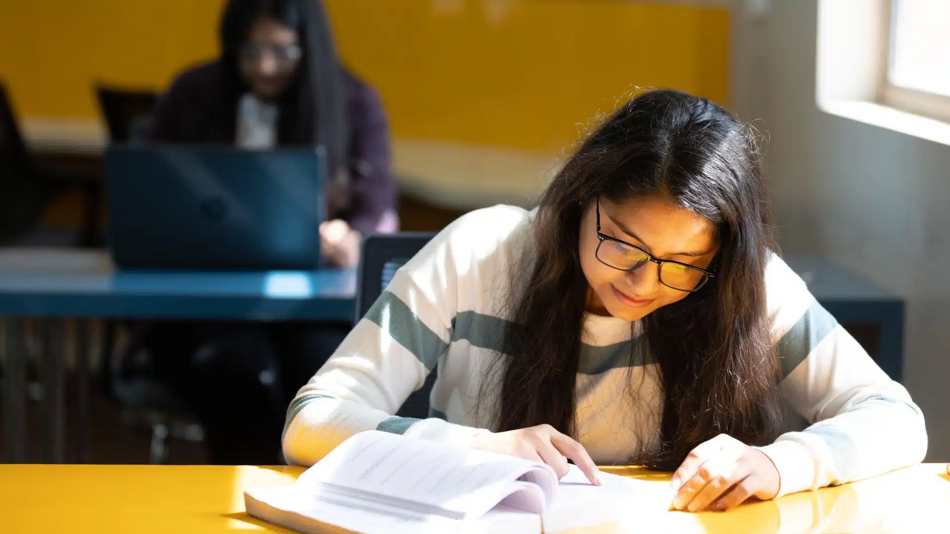 પિતા સાથે પાણીપુરી વેચતી દીકરીએ પરીક્ષામાં માર્યું મેદાન, મેળવ્યા 99.72% માર્ક્સ https://www.pravinews.com/gujarat-news/success-story-daughter-used-to-run-a-pani-puri-stall-with-her-father-topped-the-exam-by-scoring-99-72-marks-37063