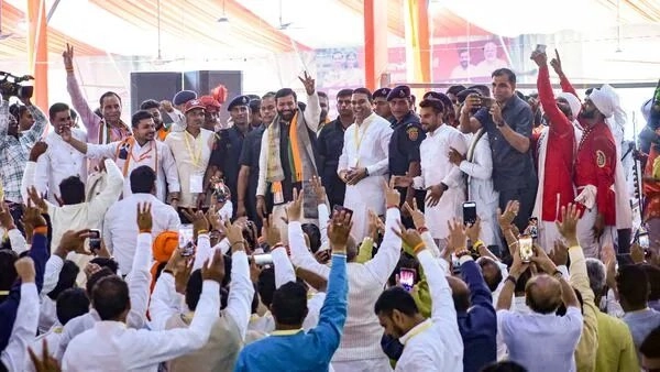 નાયબ સિંહ સૈનીએ બીજી વખત હરિયાણાના મુખ્યમંત્રી તરીકે શપથ લીધા, અનિલ વિજ સહિત 13 નેતાઓ મંત્રી બન્યા https://www.pravinews.com/world-news-in-gujarati/naib-singh-saini-took-oath-as-haryana-cm-for-the-second-consecutive-time-48148