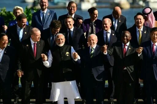 G-20 નેતાઓના ગ્રુપ ફોટોમાં PM મોદી સૌથી આગળ , ફોટામાં બિડેન ગાયબ જોવા મળ્યા https://www.pravinews.com/international-news/biden-out-of-picture-as-world-leaders-meet-at-g20-summit-photoshoot-pm-modi-also-present-know-reason-57586