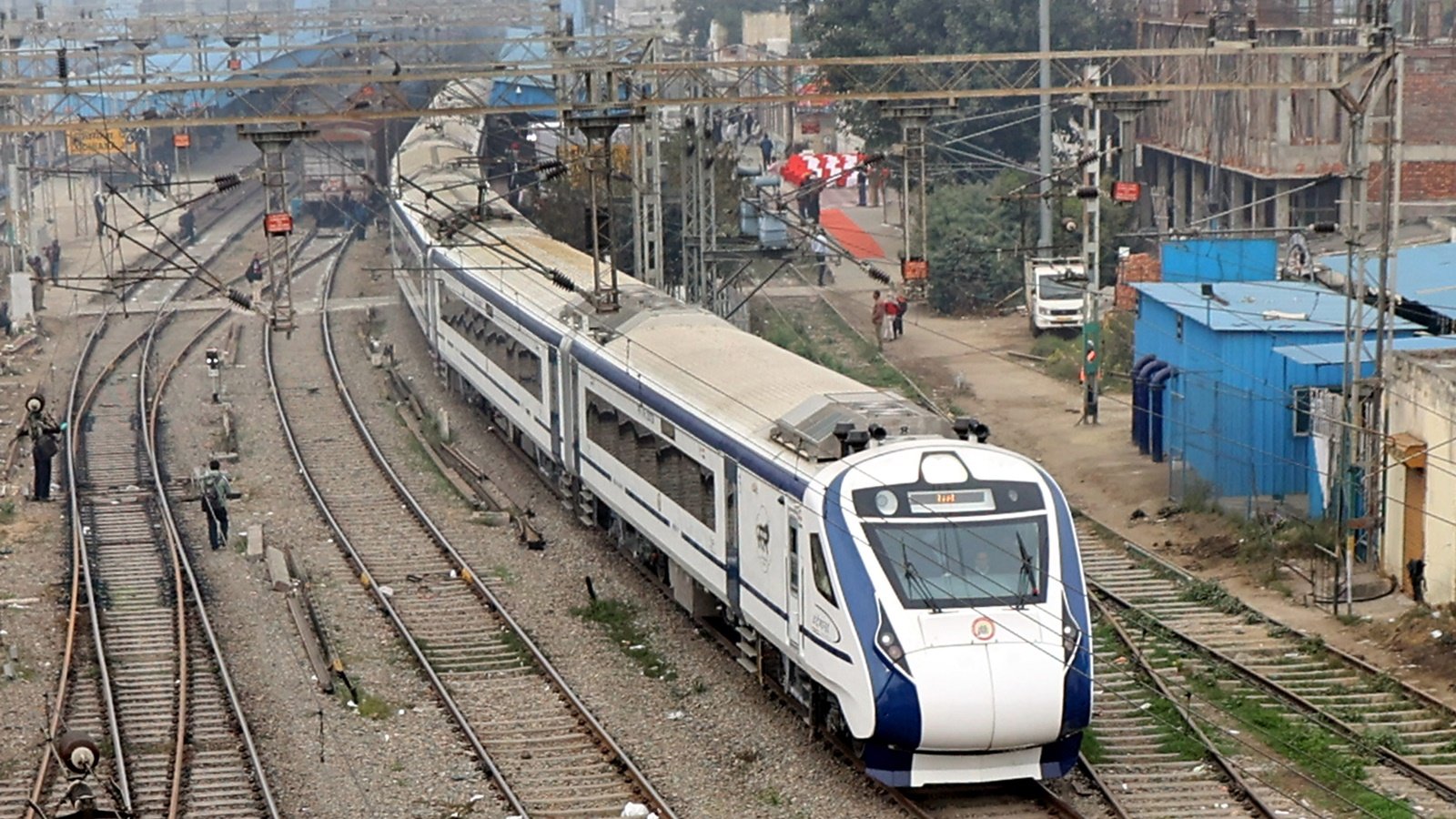 વંદે ભારત સ્લીપર ટ્રેનોના નિર્માણના વિલંબ પર રેલ્વે મંત્રીએ તોડ્યું મૌન , જણાવ્યું આ કારણ https://www.pravinews.com/world-news-in-gujarati/railway-minister-broke-his-silence-on-the-delay-in-the-construction-of-vande-bharat-sleeper-trains-61441