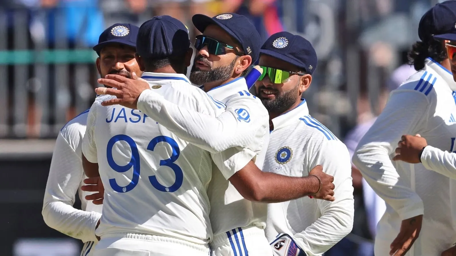 આકાશદીપના ચોગ્ગા અને છગ્ગાએ બચાવી લાજ , કોહલી અને ગંભીર સહિત આખો ડ્રેસિંગ રૂમ નાચ્યો. https://www.pravinews.com/sports/akash-deep-and-jasprit-bumrah-saved-team-india-in-gabba-virat-kohli-and-gambhir-reaction-goes-viral-71970