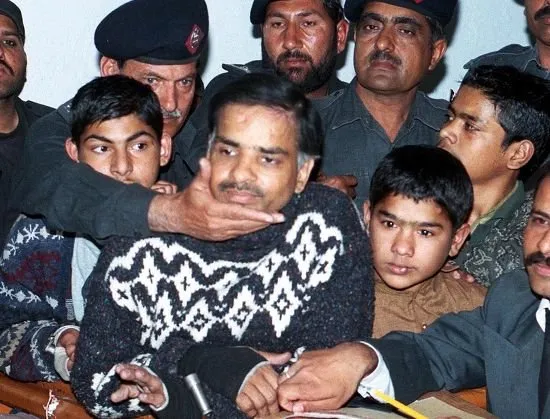 100 બાળકોના કર્યા 100 ટુકડાઓ, નિશાની માટે રાખતો હતો જૂતા સીરિયલ કિલરની કહાની સાંભળીને તમારા પણ રુવાડા ઉભા થઇ જશે https://www.pravinews.com/international-news/crime-thriller-series-pakistani-man-strangled-molested-and-killed-100-children-in-1990s-64678