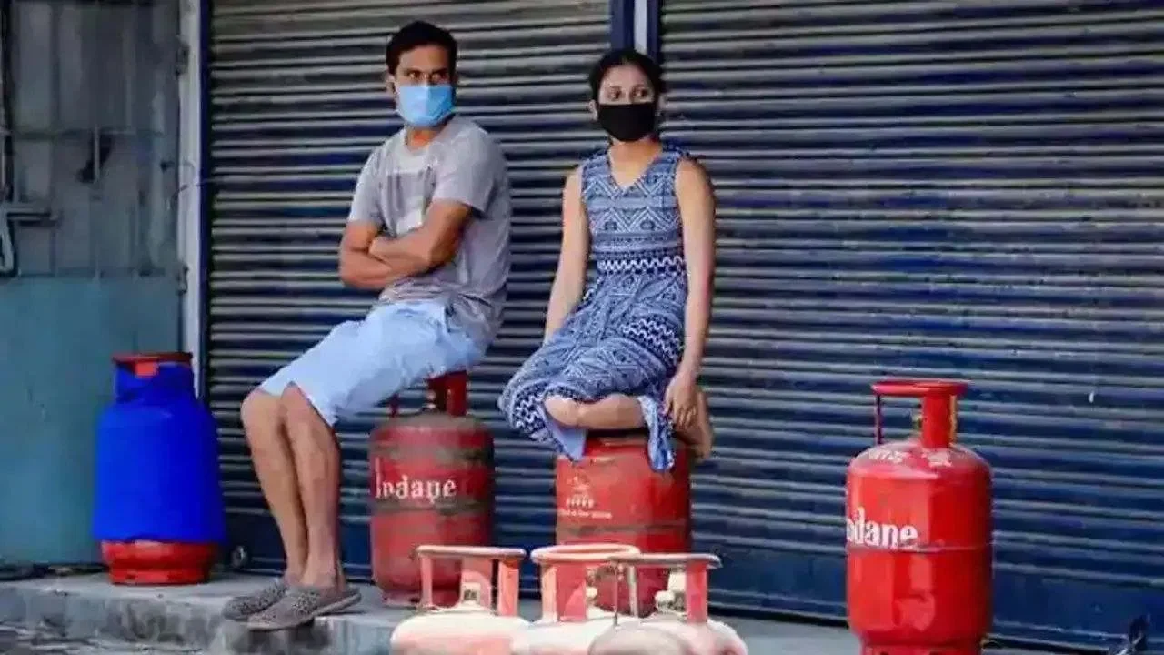 નવા વર્ષથી થશે આ 5 મોટા ફેરફાર, જાણો સામાન્ય લોકો પર શું પડશે અસર? https://www.pravinews.com/business/rules-change-from-1-january-2025-new-rule-upi-123-pay-transaction-limit-lpg-cylinder-rate-loan-fd-78535