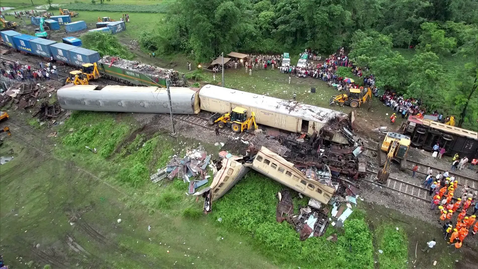 વાયનાડમાં ભૂસ્ખલન, હાથરસથી લઈને કાંચનજંગા ટ્રેન દુર્ઘટના અને જયપુરમાં આગ, આ ઘટનાથી આખો દેશ ડરી ગયો. https://www.pravinews.com/flashback-2024/year-ender-2024-big-accident-this-year-wayanad-landslide-to-hathras-stampede-and-kanchenjunga-train-accident-74385