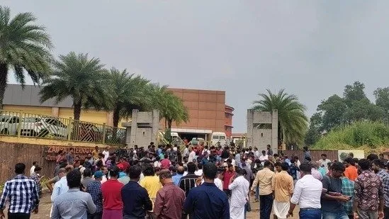 કેરળની ફેમિલી કોર્ટને બોમ્બથી ઉડાવી દેવાની ધમકી, માહિતી મળ્યા બાદ ગભરાટ ફેલાયો 2 કેરળની ફેમિલી કોર્ટને બોમ્બથી ઉડાવી દેવાની ધમકી, માહિતી મળ્યા બાદ ગભરાટ ફેલાયો https://www.pravinews.com/world-news-in-gujarati/threat-to-blow-up-keralas-family-court-with-a-bomb-panic-spreads-after-receiving-information-106722