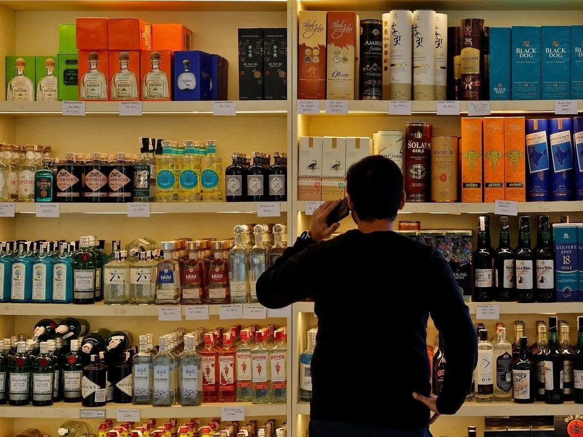 ખૂબ જ ખરાબ હતી તે શરાબ! દિલ્હીવાસીઓના સ્વાસ્થ્ય સાથે પણ કૌભાંડ ચાલી રહ્યું હતું, CAG રિપોર્ટમાં મોટો દાવો https://www.pravinews.com/world-news-in-gujarati/cag-finds-violation-of-quality-norms-of-liquor-in-delhi-109035