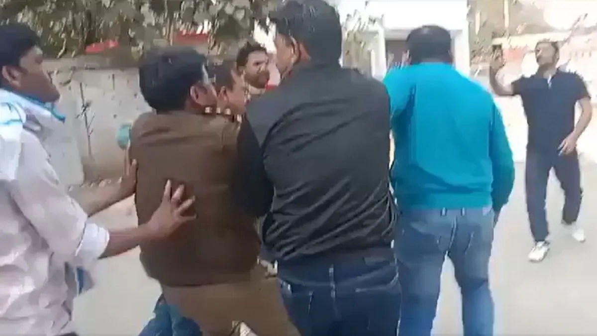 30 હજારની લાંચ લેતા પોલીસ અધિકારી રંગે હાથે ઝડપાયો, ભ્રષ્ટાચાર વિરોધી ટીમે ઝડપી લીધો, આખા પોલીસ સ્ટેશનમાં હોબાળો મચી ગયો 3 30 હજારની લાંચ લેતા પોલીસ અધિકારી રંગે હાથે ઝડપાયો, ભ્રષ્ટાચાર વિરોધી ટીમે ઝડપી લીધો, આખા પોલીસ સ્ટેશનમાં હોબાળો મચી ગયો https://www.pravinews.com/world-news-in-gujarati/mirzapur-mirzapur-sho-caught-red-handed-while-taking-a-bribe-of-30-thousand-rupees-by-anti-corruption-team-110207