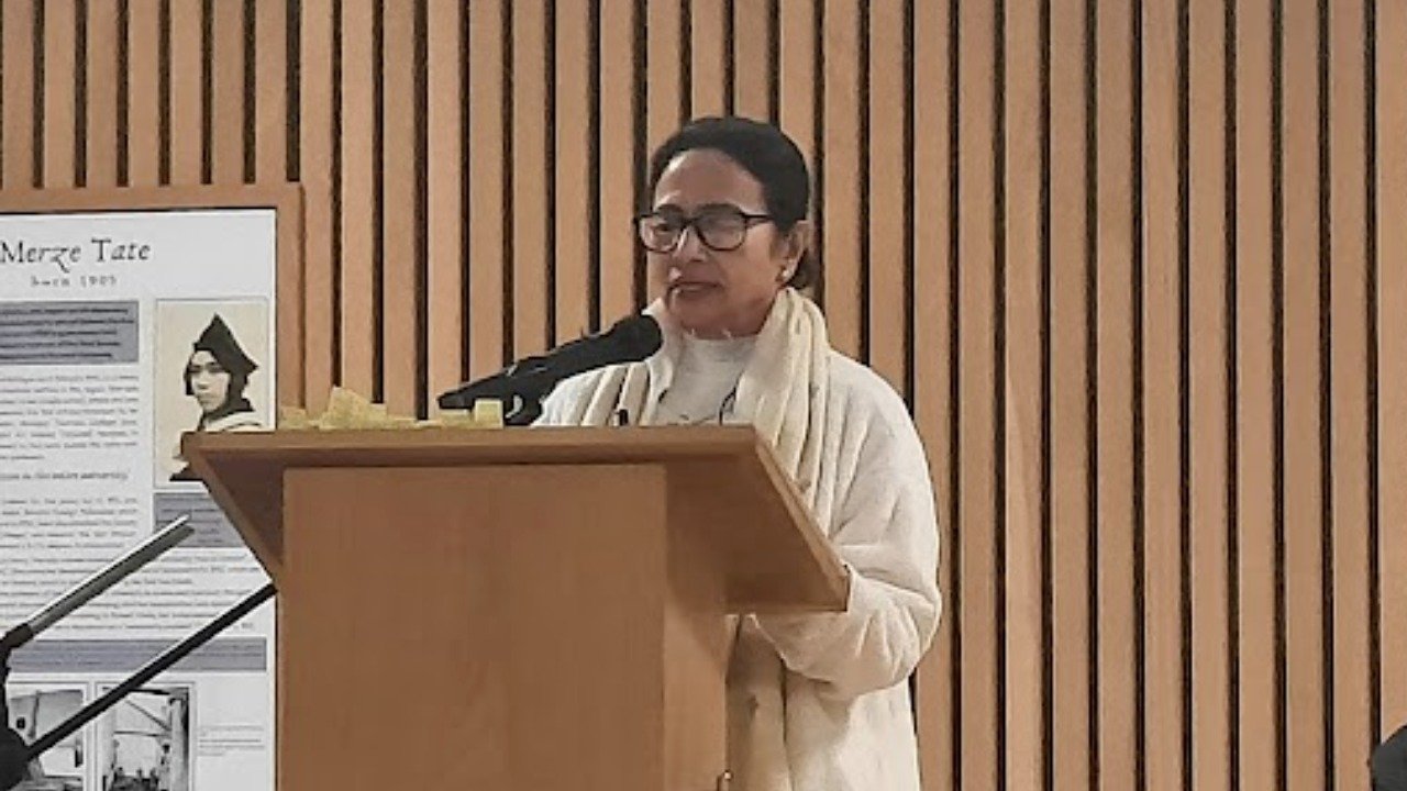 લંડનમાં મમતા બેનર્જીના ભાષણ દરમિયાન હોબાળો, જાણો 'દીદી'એ પોતાના ભાષણમાં શું કહ્યું https://www.pravinews.com/world-news-in-gujarati/mamata-banerjee-speech-in-london-know-what-didi-said-in-oxford-university-118745