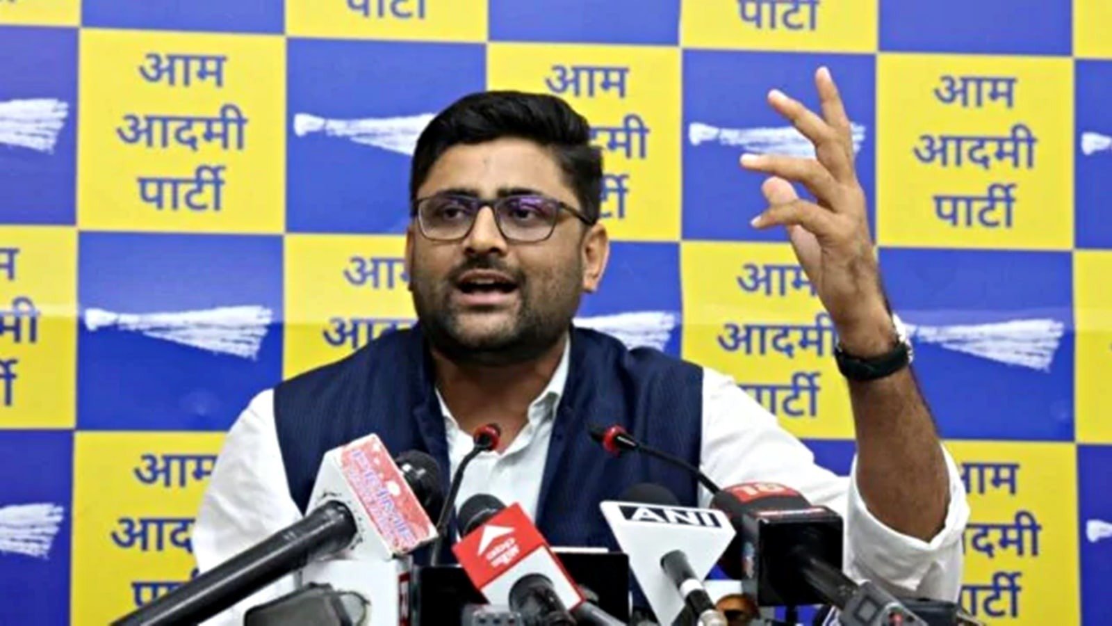 AAPએ ગુજરાતમાં વિસાવદર વિધાનસભા પેટાચૂંટણી માટે ગોપાલ ઇટાલિયાને મેદાનમાં ઉતાર્યા https://www.pravinews.com/gujarat-news/rajkot-news/aap-fields-gopal-italia-for-visavadar-assembly-bypolls-in-gujarat-117185