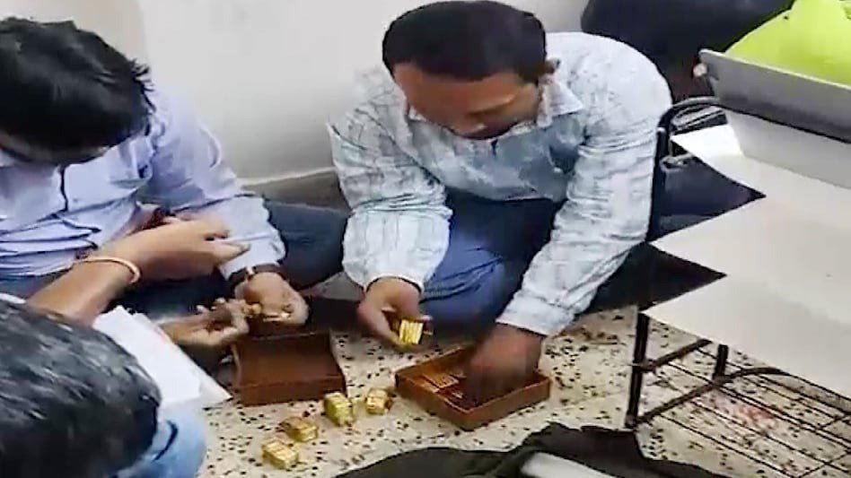 ATS અને DRIનું મોટું ઓપરેશન, બંધ ફ્લેટમાંથી 95 કિલો સોનું, ₹60 લાખની રોકડ અને ₹3 કરોડની ઘડિયાળ મળી https://www.pravinews.com/gujarat-news/ahmedabad-news/big-operation-of-gujarat-ats-more-than-95-kg-of-gold-seized-from-closed-house-in-ahmedabad-115536
