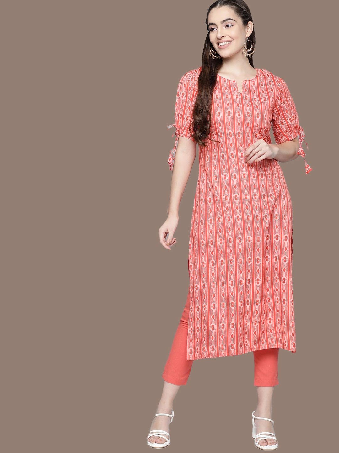 નવરાત્રિ પર આ ચમકદાર રંગની કુર્તીઓ વડે તમારી સુંદરતા ફેલાવો, તમે અલગ દેખાશો. https://www.pravinews.com/lifestyle/fashion-news/bright-colour-kurti-designs-for-navratri-115484