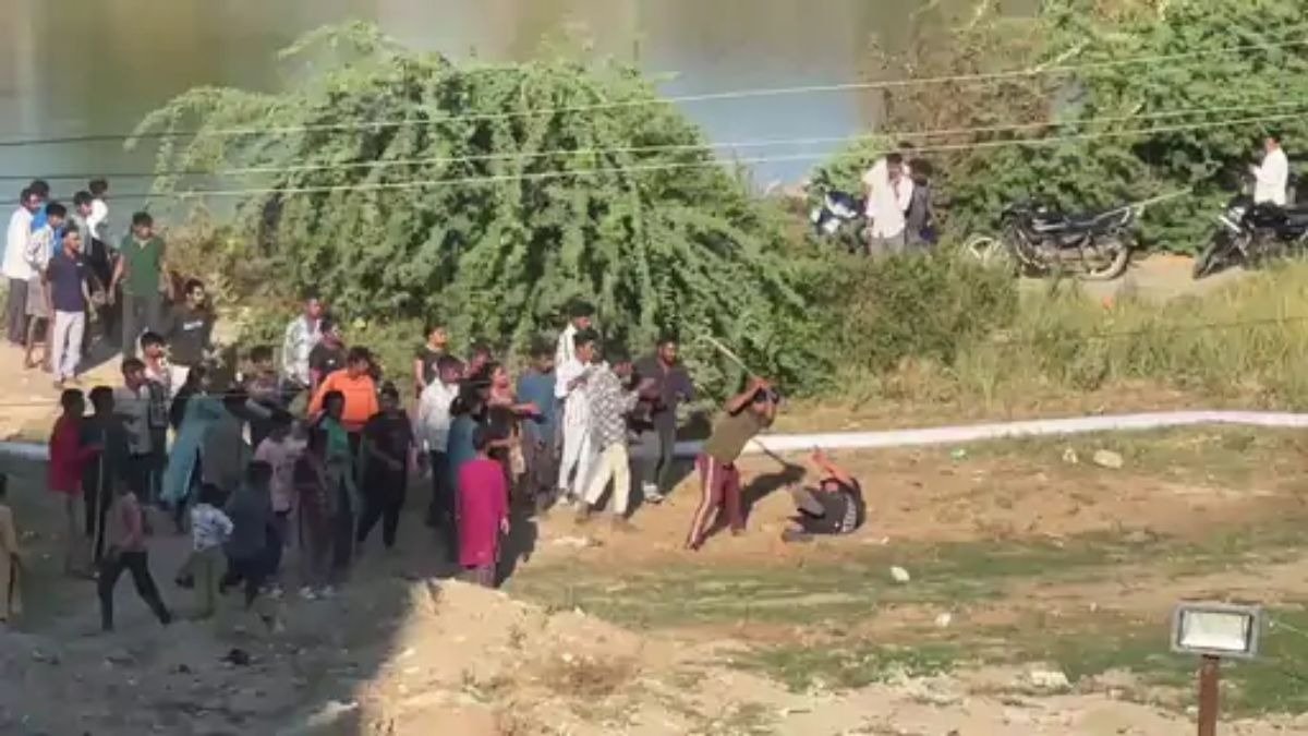 દરગાહમાં જૂતા પહેરીને પ્રવેશ કરવા બદલ વિદેશી વિદ્યાર્થીઓને માર મારવામાં આવ્યા, 5 ની ધરપકડ, 10 સામે FIR દાખલ https://www.pravinews.com/gujarat-news/vadodara-news/crowd-got-angry-on-foreign-students-who-reached-the-dargah-wearing-shoes-5-arrested-and-fir-registered-against-10-115569