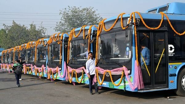 દિલ્હીમાં AAP સરકારે ખરીદી હતી 300 બસો, હવે CM રેખા ગુપ્તા તેને નવા નામ સાથે રસ્તાઓ પર ઉતારવા માટે તૈયાર https://www.pravinews.com/world-news-in-gujarati/delhi-small-electric-buses-ready-run-on-roads-will-enter-soon-with-new-name-116279