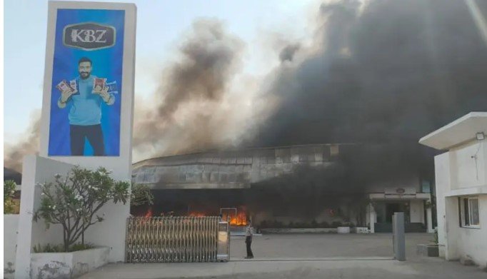 રાજકોટમાં KBZ નમકીન ફેક્ટરીમાં લાગી ભીષણ આગ, ફાયર બ્રિગેડની ગાડીઓ ઘટનાસ્થળે હાજર https://www.pravinews.com/gujarat-news/rajkot-news/fire-breaks-out-at-kbz-namkeen-factory-in-rajkot-117607