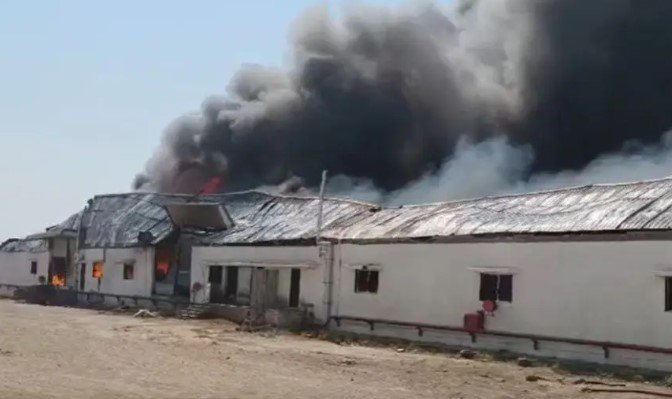 રાજકોટમાં KBZ નમકીન ફેક્ટરીમાં લાગી ભીષણ આગ, ફાયર બ્રિગેડની ગાડીઓ ઘટનાસ્થળે હાજર https://www.pravinews.com/gujarat-news/rajkot-news/fire-breaks-out-at-kbz-namkeen-factory-in-rajkot-117607