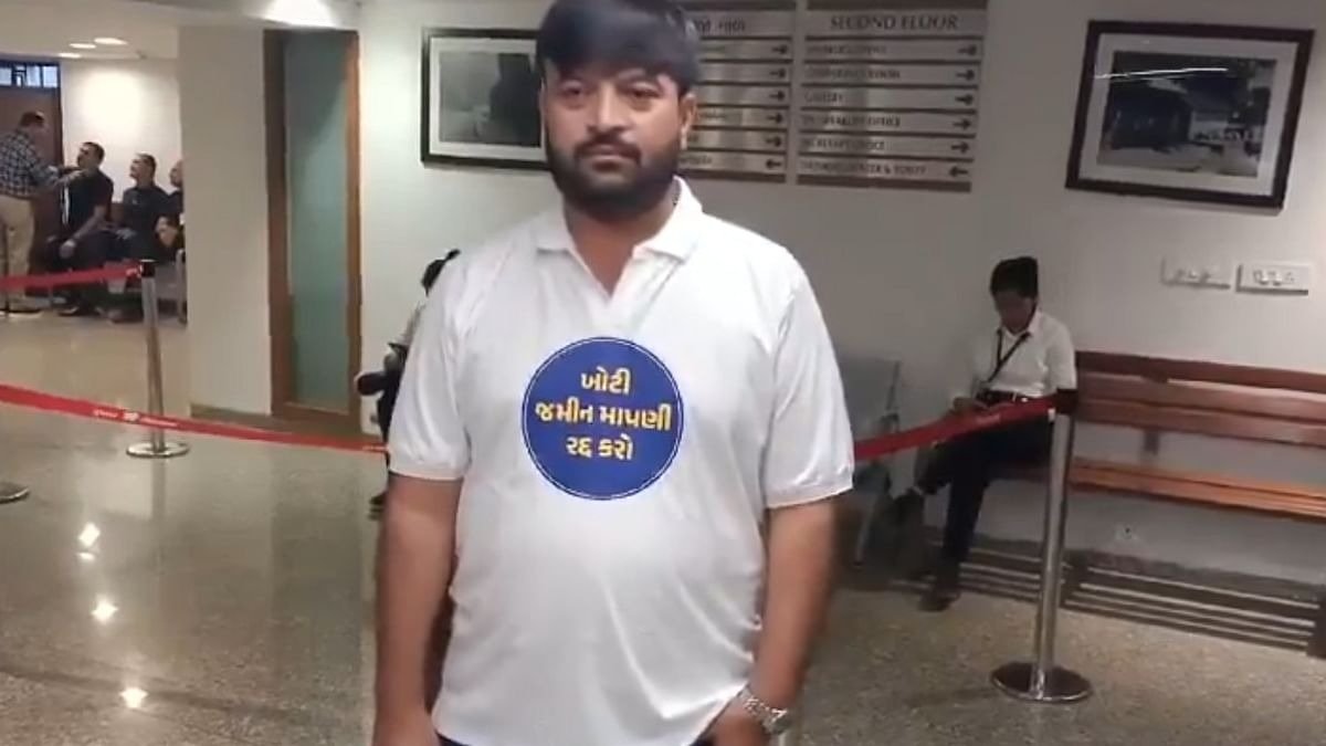 ગુજરાત વિધાનસભામાં AAP ધારાસભ્યએ એવું તે શું પહેર્યું સ્પીકરે તેને સદનમાંથી કાઢી મૂક્યો https://www.pravinews.com/gujarat-news/gujarat-assembly-speaker-orders-to-leave-aap-mla-after-he-wore-t-shirt-written-opposing-land-survey-115619