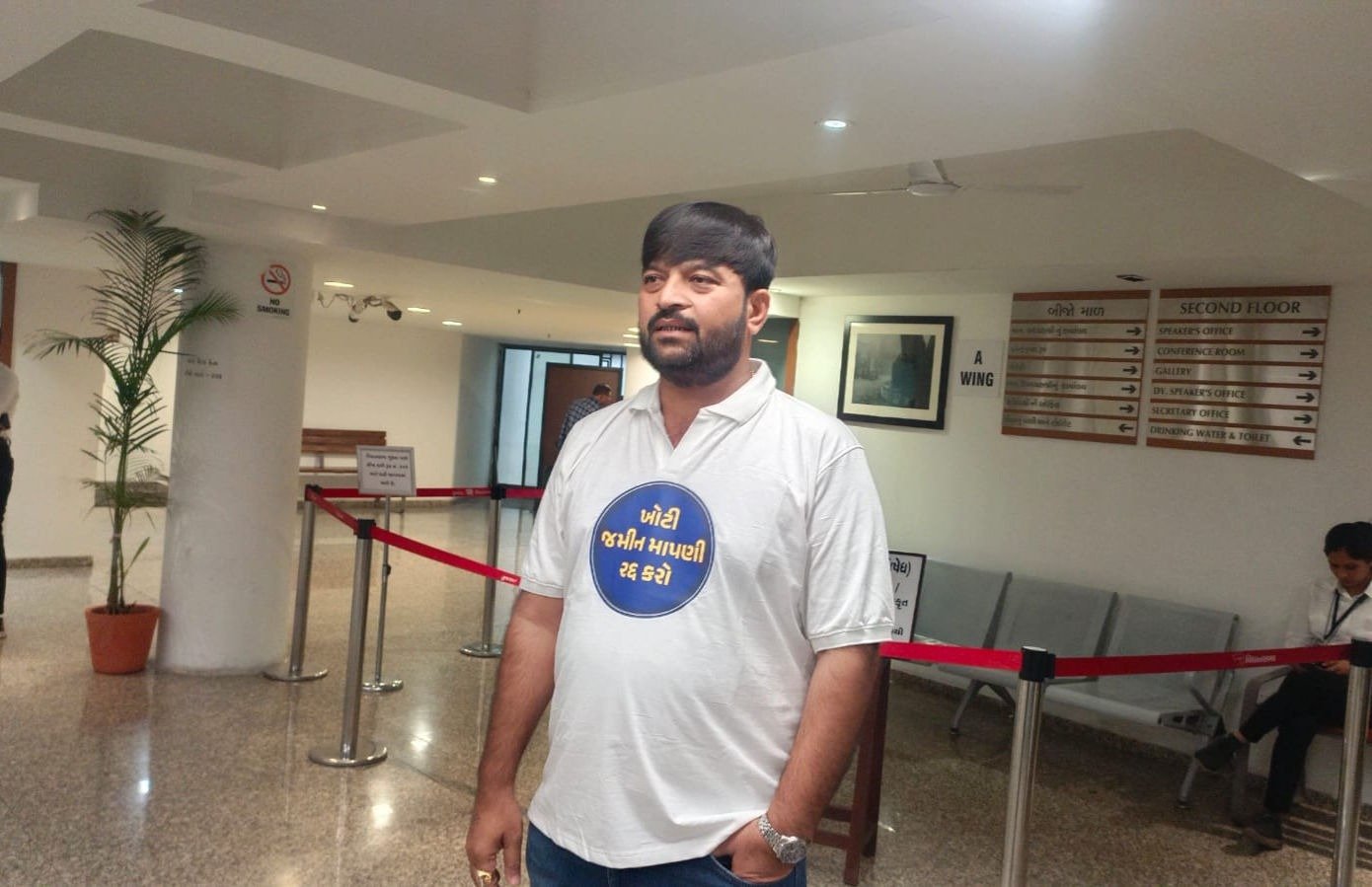 ગુજરાત વિધાનસભામાં AAP ધારાસભ્યએ એવું તે શું પહેર્યું સ્પીકરે તેને સદનમાંથી કાઢી મૂક્યો https://www.pravinews.com/gujarat-news/gujarat-assembly-speaker-orders-to-leave-aap-mla-after-he-wore-t-shirt-written-opposing-land-survey-115619