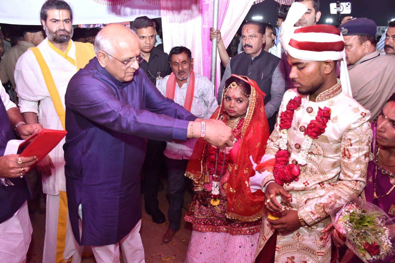 ગુજરાતના મુખ્યમંત્રી ભૂપેન્દ્ર પટેલે વાઘોડિયામાં 11મા સર્વ સમુદાય સમૂહ લગ્ન સમારોહમાં હાજરી આપી https://www.pravinews.com/gujarat-news/vadodara-news/gujarat-cm-bhupendra-patel-attends-11th-all-community-mass-wedding-ceremony-in-waghodia-117186