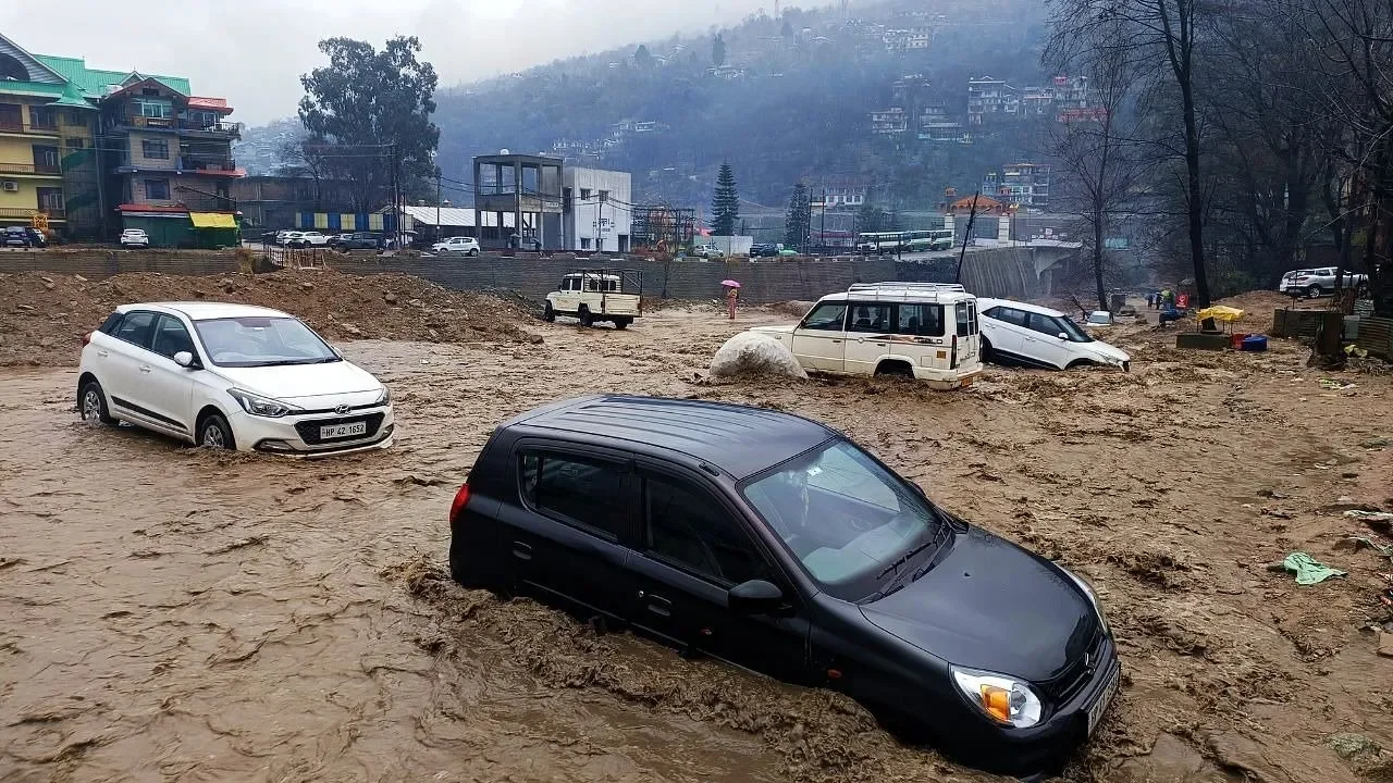 હિમાચલમાં હિમવર્ષા અને વરસાદને કારણે જનજીવન ખોરવાયું! 5 NH સહિત 583 રસ્તાઓ બંધ, ટ્રાન્સફોર્મર અટવાયા 3 હિમાચલમાં હિમવર્ષા અને વરસાદને કારણે જનજીવન ખોરવાયું! 5 NH સહિત 583 રસ્તાઓ બંધ, ટ્રાન્સફોર્મર અટવાયા https://www.pravinews.com/world-news-in-gujarati/himachal-pradesh-weather-update-5-national-highways-blocked-due-to-heavy-rain-and-snowfall-connectivity-to-many-districts-cut-off-110315