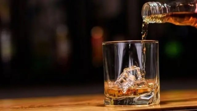 મહિલાએ 12 વર્ષના છોકરાને કાળી ચા કહીને દારૂ પીવડાવ્યો, બેહોશ થતા તેની ધરપકડ કરી 3 મહિલાએ 12 વર્ષના છોકરાને કાળી ચા કહીને દારૂ પીવડાવ્યો, બેહોશ થતા તેની ધરપકડ કરી https://www.pravinews.com/world-news-in-gujarati/kerala-woman-arrested-black-tea-liquor-case-idukki-116865