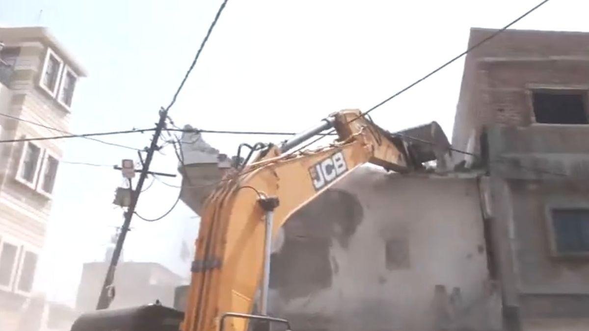 નાગપુર હિંસાના ગુનેગારોના ઘરો પર બુલડોઝરનો ઉપયોગ નહીં થાય, બોમ્બે હાઈકોર્ટે અધિકારીઓને લગાવી ફટકાર 2 નાગપુર હિંસાના ગુનેગારોના ઘરો પર બુલડોઝરનો ઉપયોગ નહીં થાય, બોમ્બે હાઈકોર્ટે અધિકારીઓને લગાવી ફટકાર https://www.pravinews.com/world-news-in-gujarati/mumbai-nagpur-violence-mastermind-faheem-khan-house-razed-to-the-ground-municipal-corporation-demolished-his-two-storey-house-117793