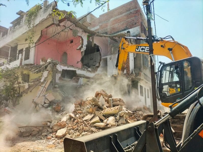 નાગપુર હિંસાના ગુનેગારોના ઘરો પર બુલડોઝરનો ઉપયોગ નહીં થાય, બોમ્બે હાઈકોર્ટે અધિકારીઓને લગાવી ફટકાર 3 નાગપુર હિંસાના ગુનેગારોના ઘરો પર બુલડોઝરનો ઉપયોગ નહીં થાય, બોમ્બે હાઈકોર્ટે અધિકારીઓને લગાવી ફટકાર https://www.pravinews.com/world-news-in-gujarati/mumbai-nagpur-violence-mastermind-faheem-khan-house-razed-to-the-ground-municipal-corporation-demolished-his-two-storey-house-117793