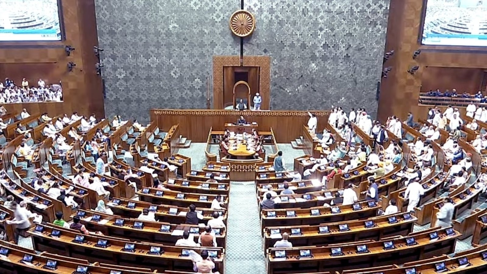 લોકસભાની કાર્યવાહી બપોરે ૧૨ વાગ્યા સુધી સ્થગિત, સૂત્રોચ્ચારવાળા ટી-શર્ટ પર પ્રતિબંધ https://www.pravinews.com/world-news-in-gujarati/parliament-budget-session-updates-lok-sabha-rajya-sabha-115983