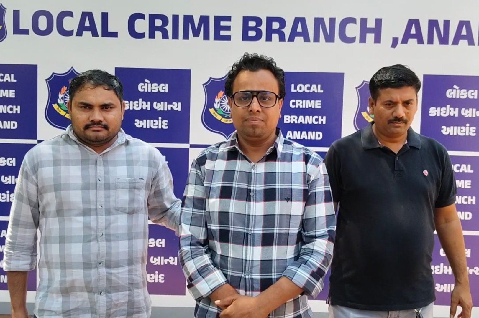 આણંદની બેંકના લોકરમાંથી 60 તોલા સોનાના દાગીના અને 10 લાખ રૂપિયાની ચોરીના આરોપમાં પટાવાળાની ધરપકડ https://www.pravinews.com/gujarat-news/ahmedabad-news/peon-accused-of-stealing-60-tola-gold-jewellery-rs-10-lakh-from-bank-locker-arrested-117112