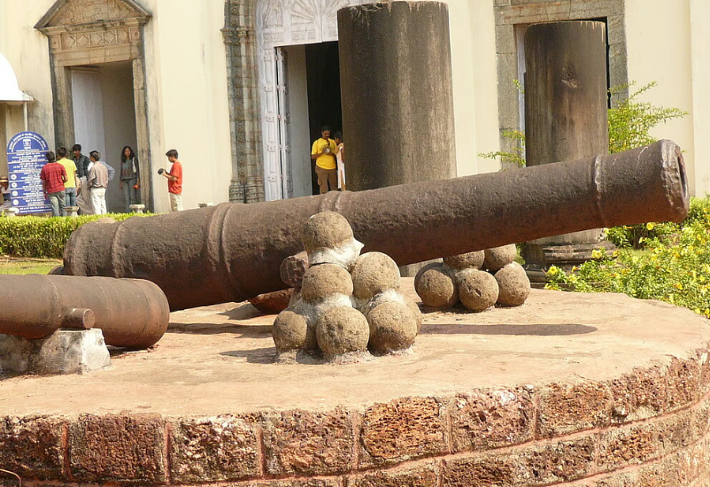 ગોવાની હેરિટેજ સાઇટ પર પોર્ટુગીઝ યુગના તોપના ગોળા મળ્યા, ASI ના નિર્દેશ પર પ્રવાસન વિભાગે કામ બંધ કર્યું https://www.pravinews.com/world-news-in-gujarati/portuguese-era-cannonballs-found-at-heritage-site-in-goa-tourism-department-stops-work-on-asi-instructions-117773