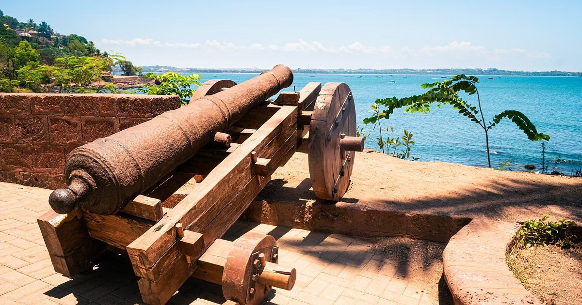 ગોવાની હેરિટેજ સાઇટ પર પોર્ટુગીઝ યુગના તોપના ગોળા મળ્યા, ASI ના નિર્દેશ પર પ્રવાસન વિભાગે કામ બંધ કર્યું https://www.pravinews.com/world-news-in-gujarati/portuguese-era-cannonballs-found-at-heritage-site-in-goa-tourism-department-stops-work-on-asi-instructions-117773