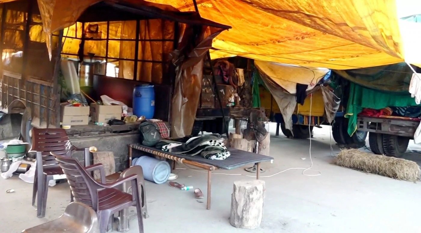 બુલડોઝર કાર્યવાહીથી વિરોધ કરનારાઓ ગુસ્સે ભરાયા, કસ્ટડીમાં લેવાયેલા ખેડૂત નેતાઓ ભૂખ હડતાળ પર અડગ 2 બુલડોઝર કાર્યવાહીથી વિરોધ કરનારાઓ ગુસ્સે ભરાયા, કસ્ટડીમાં લેવાયેલા ખેડૂત નેતાઓ ભૂખ હડતાળ પર અડગ https://www.pravinews.com/world-news-in-gujarati/punjab-farmers-protest-bulldozer-action-dallewal-many-kisan-angry-hunger-strike-116020