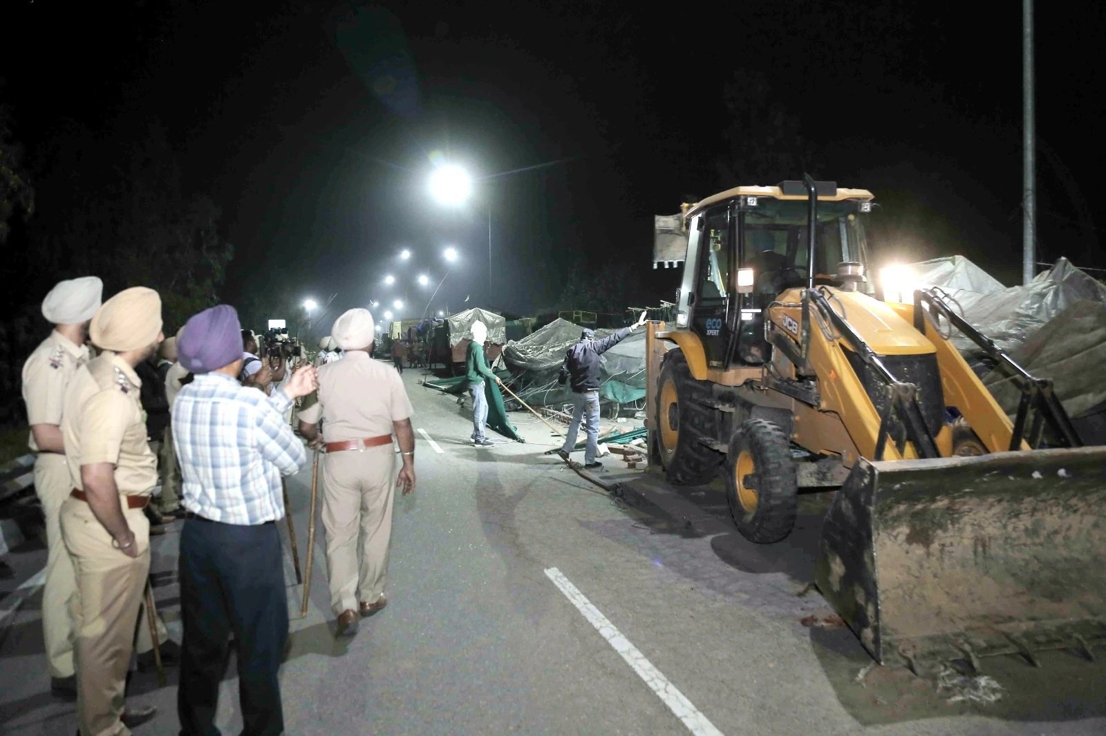 બુલડોઝર કાર્યવાહીથી વિરોધ કરનારાઓ ગુસ્સે ભરાયા, કસ્ટડીમાં લેવાયેલા ખેડૂત નેતાઓ ભૂખ હડતાળ પર અડગ 3 બુલડોઝર કાર્યવાહીથી વિરોધ કરનારાઓ ગુસ્સે ભરાયા, કસ્ટડીમાં લેવાયેલા ખેડૂત નેતાઓ ભૂખ હડતાળ પર અડગ https://www.pravinews.com/world-news-in-gujarati/punjab-farmers-protest-bulldozer-action-dallewal-many-kisan-angry-hunger-strike-116020