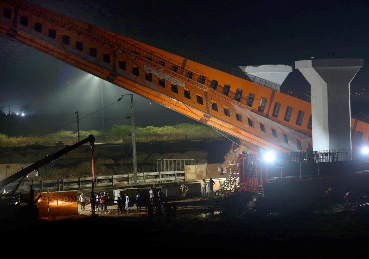 અમદાવાદ ડિવિઝનના ગેરતપુર-વટવા સેક્શનમાં ગેન્ટ્રી તૂટી પડતાં રેલ વ્યવહાર ઠપ્પ, કોઈ જાનહાનિના સમાચાર નથી https://www.pravinews.com/gujarat-news/ahmedabad-news/rail-traffic-halted-in-geratpur-vatva-section-of-ahmedabad-division-as-gantry-falls-no-injuries-reported-117242