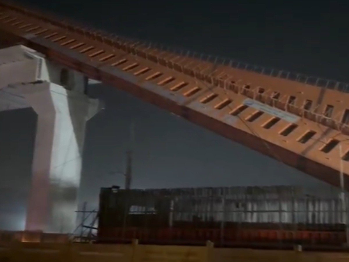 અમદાવાદ ડિવિઝનના ગેરતપુર-વટવા સેક્શનમાં ગેન્ટ્રી તૂટી પડતાં રેલ વ્યવહાર ઠપ્પ, કોઈ જાનહાનિના સમાચાર નથી https://www.pravinews.com/gujarat-news/ahmedabad-news/rail-traffic-halted-in-geratpur-vatva-section-of-ahmedabad-division-as-gantry-falls-no-injuries-reported-117242