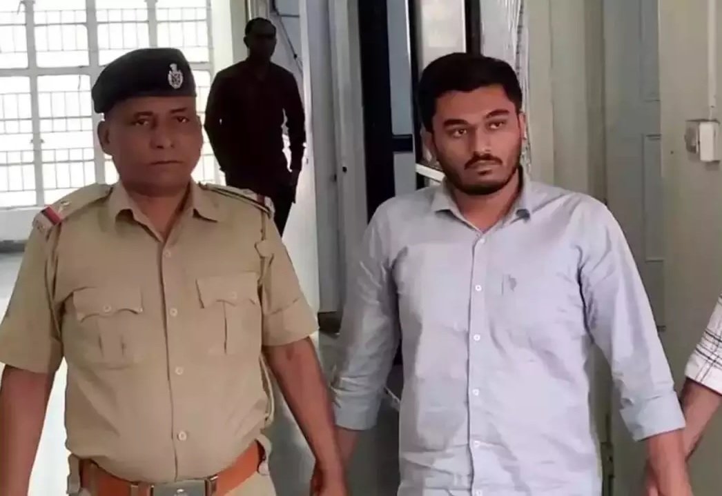 રાજકોટમાં ફરી એક વાર સ્પીડનો કહેર જોવા મળ્યો,કારે 4 લોકોને કચડ્યા, 70 વર્ષના વૃદ્ધનું મોત https://www.pravinews.com/gujarat-news/rajkot-news/three-injured-and-one-dead-after-being-run-over-by-a-car-115563