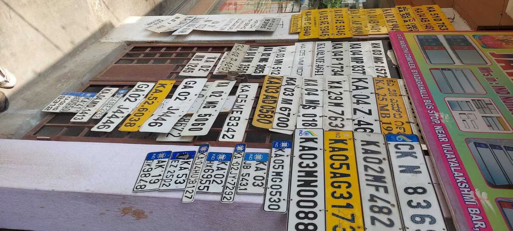 વાહનની નંબર પ્લેટ ૧ કે ૨ નહીં પણ ૭ રંગોની હોય છે, દરેક રંગનું એક ખાસ મહત્વ! https://www.pravinews.com/ajab-gajab/what-does-different-colour-number-plate-mean-in-india-alag-alag-rang-ki-registration-plate-ka-kya-matlab-hai-116309