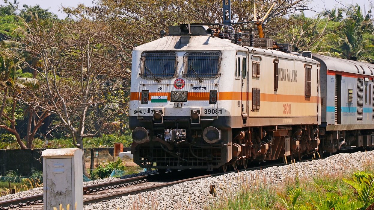 દિવસ કરતાં રાત્રે ટ્રેનો કેમ વધુ ઝડપથી દોડે છે? જાણો આ પાછળનું કારણ શું છે 2 દિવસ કરતાં રાત્રે ટ્રેનો કેમ વધુ ઝડપથી દોડે છે? જાણો આ પાછળનું કારણ શું છે https://www.pravinews.com/ajab-gajab/why-trains-run-faster-at-night-reason-know-raat-mein-train-tej-kyun-chalti-hai-116829