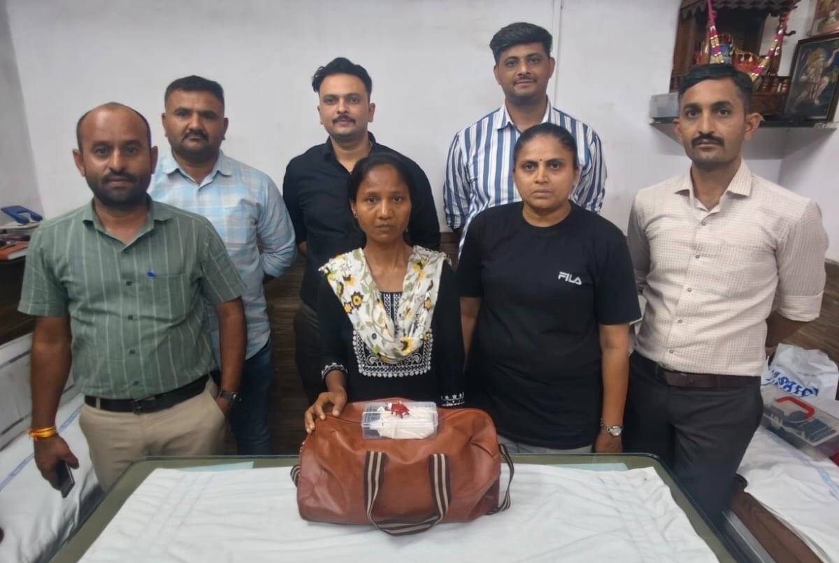 રાજકોટના રેલ્વે સ્ટેશન પરથી 20 લાખ રૂપિયાના MD ડ્રગ્સ સાથે મહિલા અને સગીરની ધરપકડ https://www.pravinews.com/gujarat-news/rajkot-news/women-and-minor-arrested-from-rajkot-railway-station-with-md-drug-117175