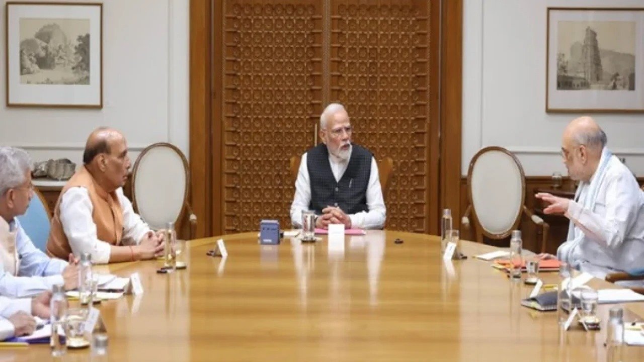 પહેલગામ આતંકવાદી હુમલા બાદ ગૃહ મંત્રાલયમાં મોટી સુરક્ષા બેઠક, તમામ CAPF વડાઓએ હાજરી આપી https://www.pravinews.com/world-news-in-gujarati/major-security-meeting-in-home-ministry-after-pahalgam-terror-attack-all-capf-chiefs-attended-123153