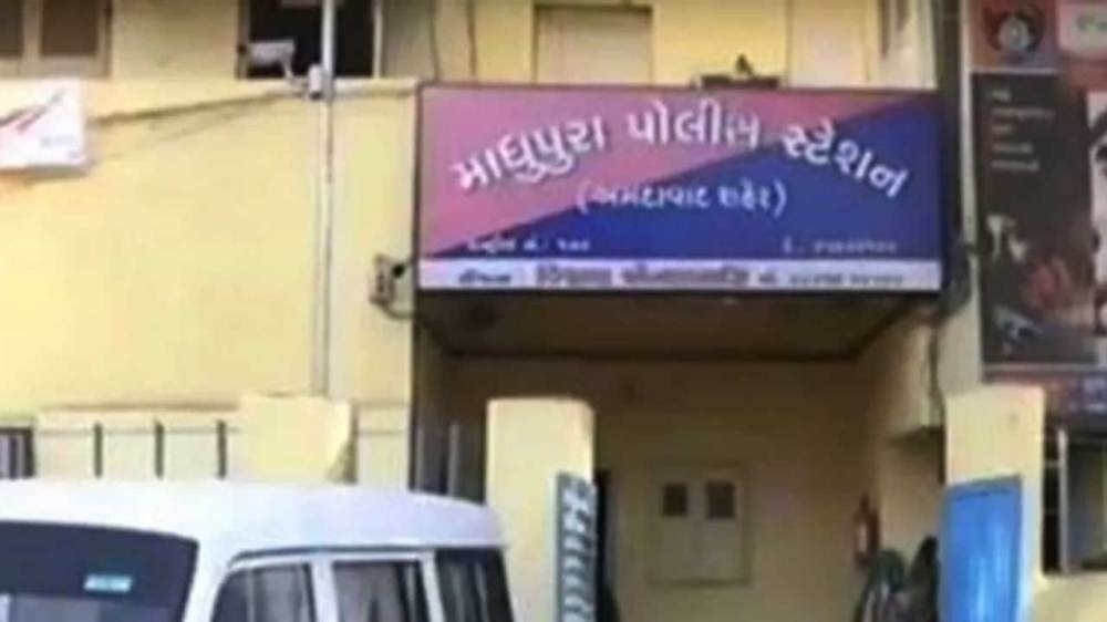 પ્રેમ લગ્નથી નારાજ ભાઈએ બહેનના પતિની કરી હત્યા, માધવપુરા પોલીસ સ્ટેશન વિસ્તારમાં મોડી રાત્રે બની ઘટના https://www.pravinews.com/gujarat-news/ahmedabad-news/ahmedabad-brother-angry-over-love-marriage-kills-sisters-husband-121614